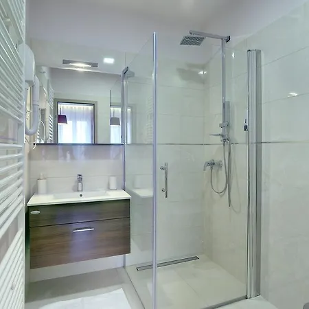 D&a Center With Free Parking *