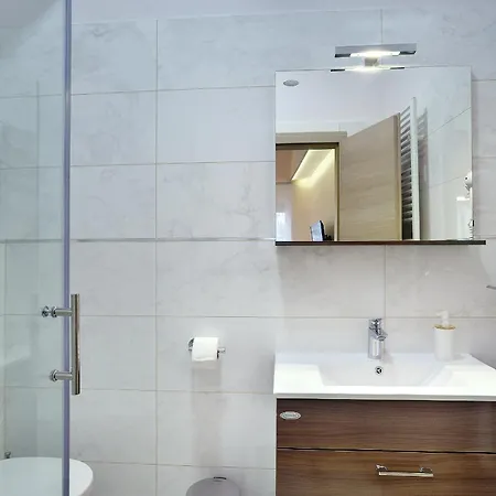 D&a Center With Free Parking *