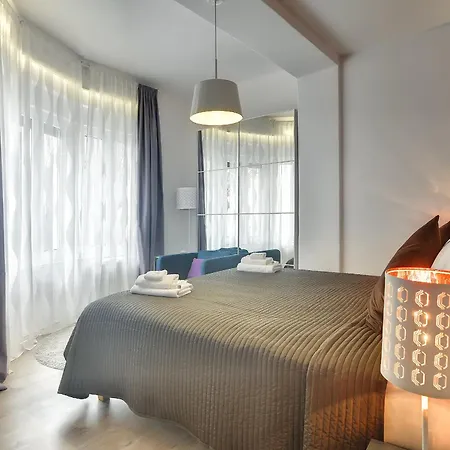 D&a Center With Free Parking *