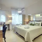 D&a Center With Free Parking *